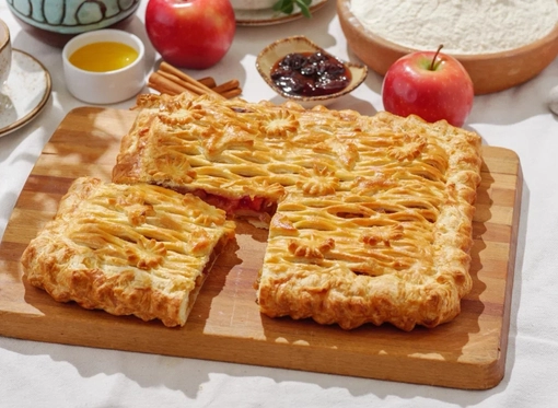 Слоеный с клюквой и яблоками